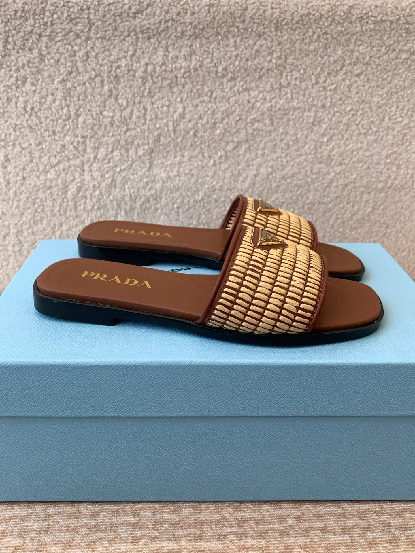 👟👟Ex-factory price 420👟👟 Prada 25ss new spring and summer Prada woven slippers Modern lines and original architectural volumes define these complex charms. The iconic geometric shape of the Prada triangle inspires the heel design, highlighting the taper and soft curves with a unique modern touch.  Upper: original woven upper, lining cowhide, outsole: Italian genuine leather outsole Size: #35-42 (40, 41, 42 customized, non-refundable)